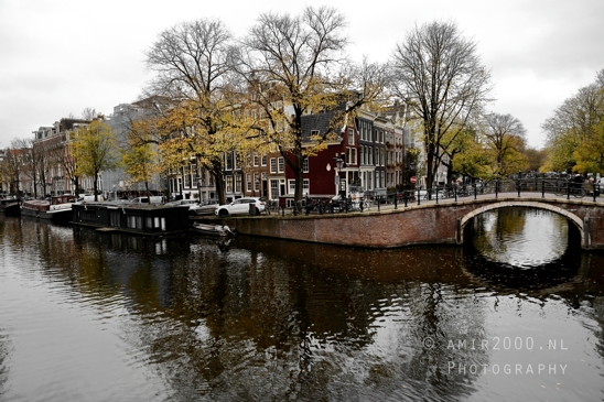 Binnenstad_Famous_bridge_with_autumn_foliage_Amsterdam_fall_Urban_Street_Cityscape_Netherlands_Photography_001_Canon_EOS_R5_Mark_II.JPG