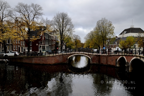 Binnenstad_Houseboat_autumn_peacefulness_Amsterdam_fall_Urban_Street_Cityscape_Netherlands_Photography_001_Canon_EOS_R5_Mark_II.JPG