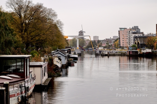 Canal_boats_city_life_Amsterdam_fall_Urban_Street_Cityscape_Netherlands_Photography_001_Canon_EOS_R5_Mark_II.JPG