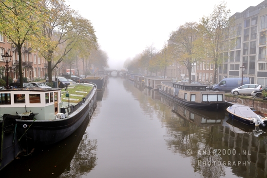 Foggy_canal_Amsterdam_fall_Urban_Street_Cityscape_Netherlands_Photography_001_Canon_EOS_R5_Mark_II.JPG
