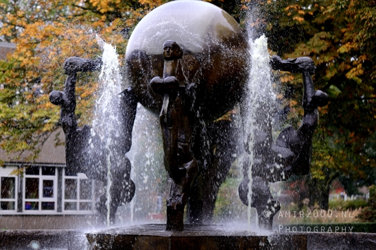 Marineterrein_Bear_fountain_autumn_colors_Amsterdam_fall_Urban_Street_Cityscape_Netherlands_Photography_001_Canon_EOS_R5_Mark_II.JPG
