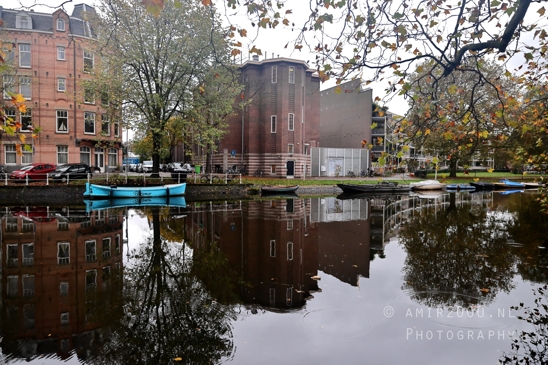 Mauritskade_Boat_reflection_autumn_leaves_Amsterdam_fall_Urban_Street_Cityscape_Netherlands_Photography_001_Canon_EOS_R5_Mark_II.JPG
