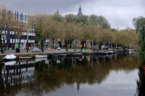 Mauritskade_Bridge_covered_in_autumn_leaves_Amsterdam_fall_Urban_Street_Cityscape_Netherlands_Photography_001_Canon_EOS_R5_Mark_II.JPG