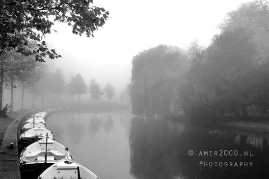 Mauritskade_Foggy_river_boats_autumn_colors_Amsterdam_fall_Urban_Street_Cityscape_Netherlands_Photography_001_Canon_EOS_R5_Mark_II.JPG