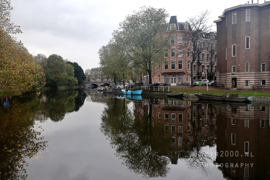 Mauritskade_Lamps_lining_autumn_canal_Amsterdam_fall_Urban_Street_Cityscape_Netherlands_Photography_001_Canon_EOS_R5_Mark_II.JPG