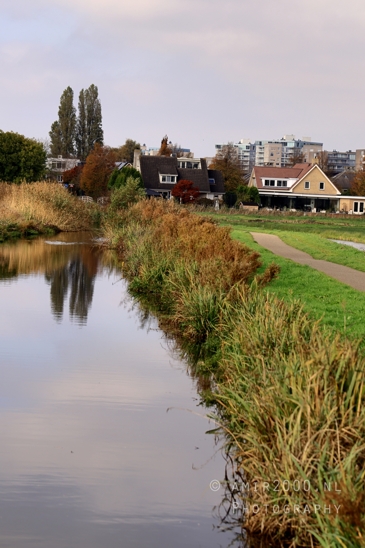 Canal_With_Houses_And_Greenery_Landscape_Nature_Photography_001_Canon_EOS_R5_Mark_II.JPG