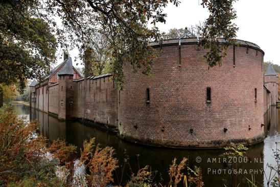 Castle_De_Haar_Round_Tower_With_Moat_Historic_Photography_Landscape_001_Canon_EOS_R5_Mark_II.JPG