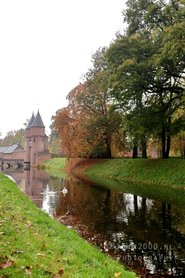 Castle_De_Haar_Trees_And_Tower_Reflected_In_Moat_Landscape_Photography_001_Canon_EOS_R5_Mark_II.JPG
