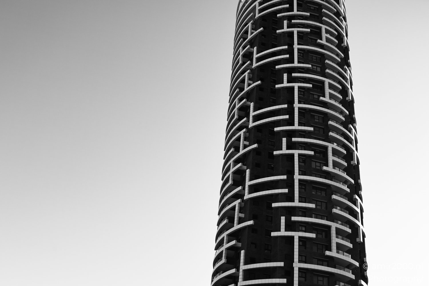 Metro Tower and the Broken Grid of Ramat Gan