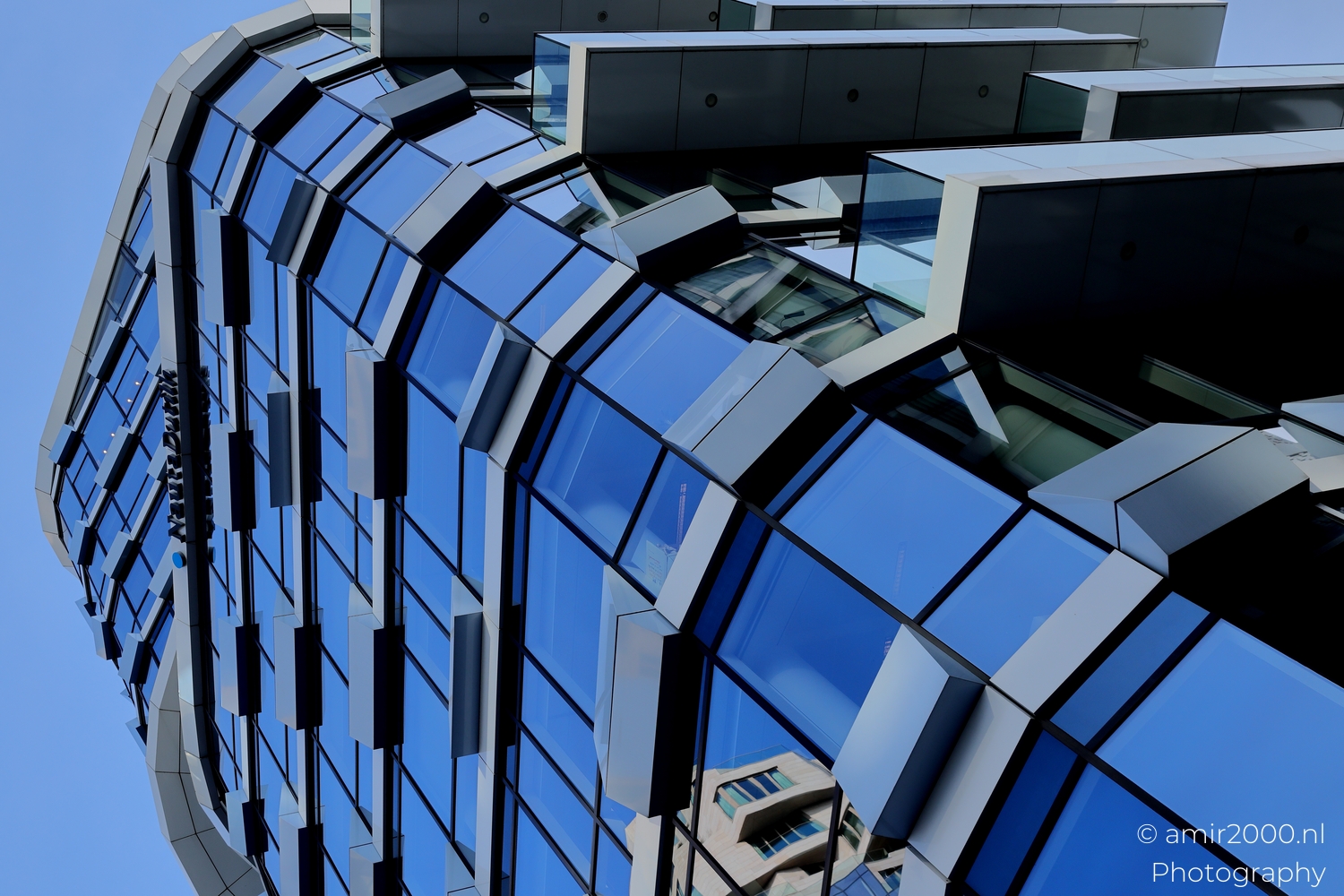 Zuidas Amsterdam NautaDutilh office building diagonal band across glass facade