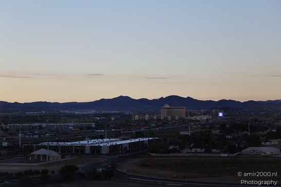 Desert_Sunset_over_the_city_mountains_Las_Vegas_Nevada_USA_American_Cities_Towns_Photography_Canon_EOS_R5_Mark_II_2025_002.JPG