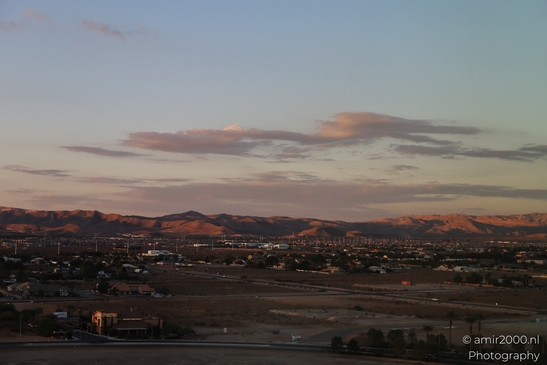 Desert_Sunset_over_the_city_mountains_Las_Vegas_Nevada_USA_American_Cities_Towns_Photography_Canon_EOS_R5_Mark_II_2025_003.JPG