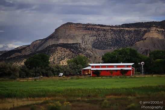Red_Barn_In_Desert_Colorado_USA_American_cities_Towns_Photography_Canon_EOS_R5_Mark_II_2025_001.JPG