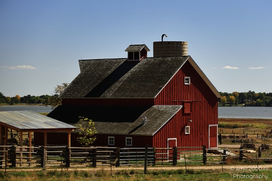 Red_Barn_With_White_Windows_And_Chimney_Around_Denver_Colorado_USA_American_cities_Towns_Photography_Canon_EOS_R5_Mark_II_2025_001.JPG