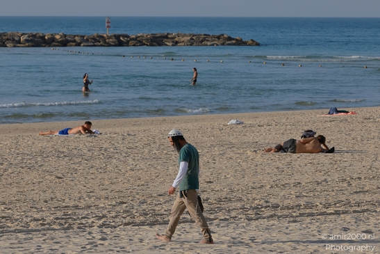 Beachgoers_Enjoying_A_Sunny_Day_At_The_Beach_Tel_Aviv_jaffa_Israel_People_Creative_Collection_Photography_Canon_EOS_R5_Mark_II_2025_003.JPG