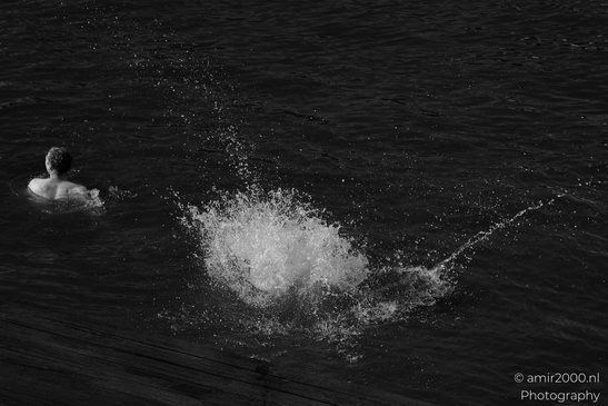 Black_and_white_photography_jumping_to_the_canal_water_Amsterdam_Netherlands_People_Creative_Collection_Photography_Canon_EOS_R5_Mark_II_2025_003.JPG