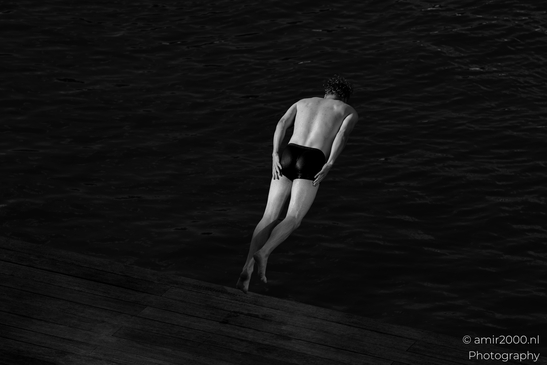 Black_and_white_photography_jumping_to_the_canal_water_Amsterdam_Netherlands_People_Creative_Collection_Photography_Canon_EOS_R5_Mark_II_2025_004.JPG