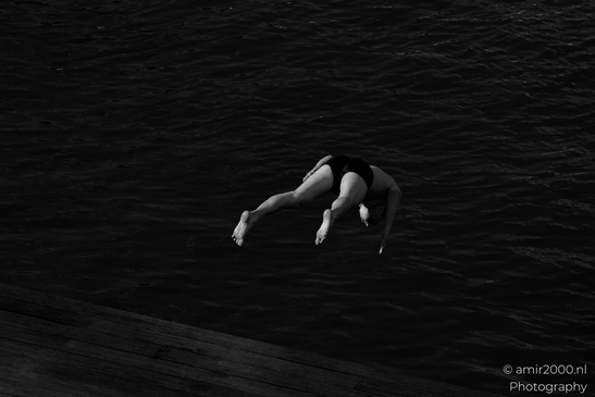 Black_and_white_photography_jumping_to_the_canal_water_Amsterdam_Netherlands_People_Creative_Collection_Photography_Canon_EOS_R5_Mark_II_2025_005.JPG