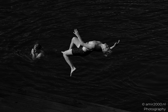 Black_and_white_photography_jumping_to_the_canal_water_Amsterdam_Netherlands_People_Creative_Collection_Photography_Canon_EOS_R5_Mark_II_2025_008.JPG