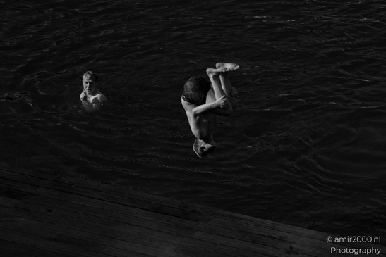 Black_and_white_photography_jumping_to_the_canal_water_Amsterdam_Netherlands_People_Creative_Collection_Photography_Canon_EOS_R5_Mark_II_2025_009.JPG