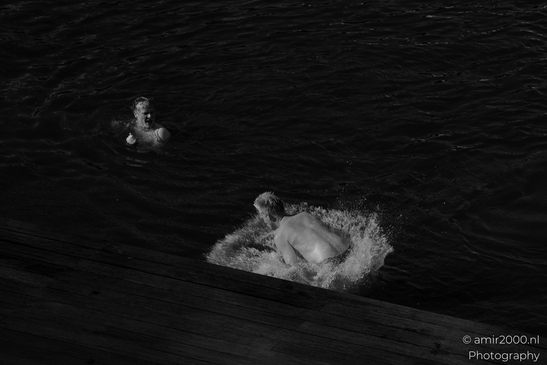 Black_and_white_photography_jumping_to_the_canal_water_Amsterdam_Netherlands_People_Creative_Collection_Photography_Canon_EOS_R5_Mark_II_2025_010.JPG