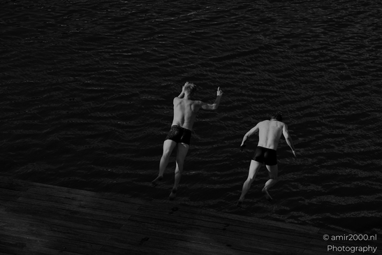 Black_and_white_photography_jumping_to_the_canal_water_Amsterdam_Netherlands_People_Creative_Collection_Photography_Canon_EOS_R5_Mark_II_2025_011.JPG
