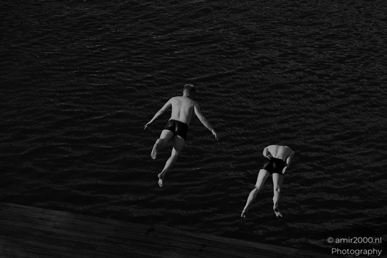 Black_and_white_photography_jumping_to_the_canal_water_Amsterdam_Netherlands_People_Creative_Collection_Photography_Canon_EOS_R5_Mark_II_2025_012.JPG