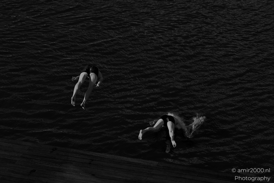 Black_and_white_photography_jumping_to_the_canal_water_Amsterdam_Netherlands_People_Creative_Collection_Photography_Canon_EOS_R5_Mark_II_2025_013.JPG