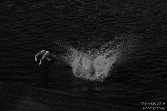 Black_and_white_photography_jumping_to_the_canal_water_Amsterdam_Netherlands_People_Creative_Collection_Photography_Canon_EOS_R5_Mark_II_2025_014.JPG