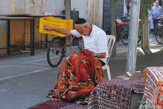 Craftsman_Repairing_Traditional_Rugs_In_The_Flea_Market_Tel_Aviv_jaffa_Israel_People_Creative_Collection_Photography_Canon_EOS_R5_Mark_II_2025_003.JPG