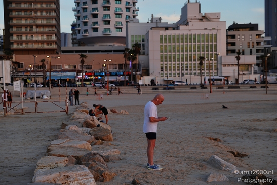 Evening_Stroll_With_Urban_Backdrop_On_The_Beach_Tel_Aviv_jaffa_Israel_People_Creative_Collection_Photography_Canon_EOS_R5_Mark_II_2025_001.JPG