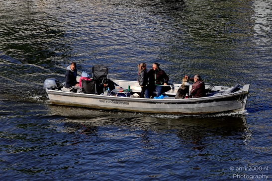 Family_enjoy_on_a_boat_in_the_canals_Amsterdam_Netherlands_People_Creative_Collection_Photography_Canon_EOS_R5_Mark_II_2025_001.JPG