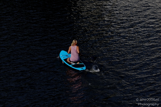 Fun_with_Surfboard_in_the_canals_Amsterdam_Netherlands_People_Creative_Collection_Photography_Canon_EOS_R5_Mark_II_2025_004.JPG