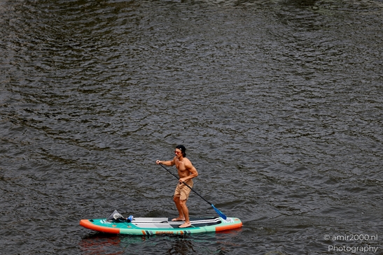 Man_Paddleboarding_In_Canal_Amsterdam_Netherlands_People_Creative_Collection_Photography_Canon_EOS_R5_Mark_II_2025_001.JPG