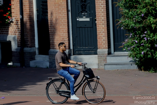 Man_Riding_Bicycle_in_the_city_Amsterdam_Netherlands_People_Creative_Collection_Photography_Canon_EOS_R5_Mark_II_2025_001.JPG