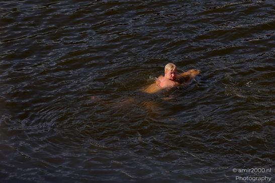 Man_Swimming_in_the_Canal_Amsterdam_Netherlands_People_Creative_Collection_Photography_Canon_EOS_R5_Mark_II_2025_001.JPG