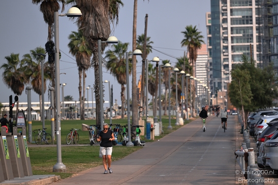 Promenade_With_Cyclists_On_The_Mediterranean_Tel_Aviv_jaffa_Israel_People_Creative_Collection_Photography_Canon_EOS_R5_Mark_II_2025_001.JPG