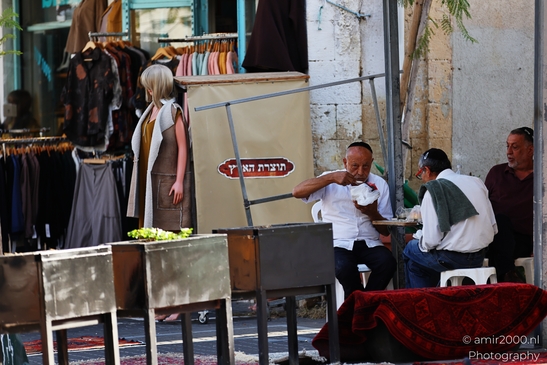 Street_Market_With_Men_Eating_And_Woman_Shopping_Tel_Aviv_jaffa_Israel_People_Creative_Collection_Photography_Canon_EOS_R5_Mark_II_2025_001.JPG