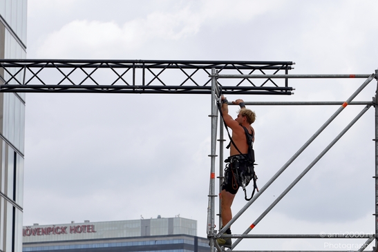 Working_Together_Workers_Disassemble_Amsterdam_Netherlands_People_Creative_Collection_Photography_Canon_EOS_R5_Mark_II_2025_004.JPG