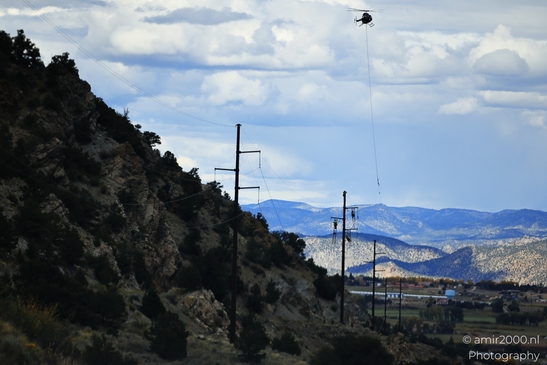 Men_working_on_power_lines_with_helicopter_assistance_Colorado_USA_USA_Highway_and_Road_Scenes_Photography_Canon_EOS_R5_Mark_II_2025_001.JPG