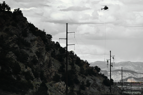 Men_working_on_power_lines_with_helicopter_assistance_Colorado_USA_USA_Highway_and_Road_Scenes_Photography_Canon_EOS_R5_Mark_II_2025_002.JPG
