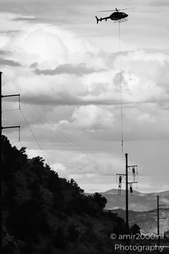 Men_working_on_power_lines_with_helicopter_assistance_Colorado_USA_USA_Highway_and_Road_Scenes_Photography_Canon_EOS_R5_Mark_II_2025_005.JPG
