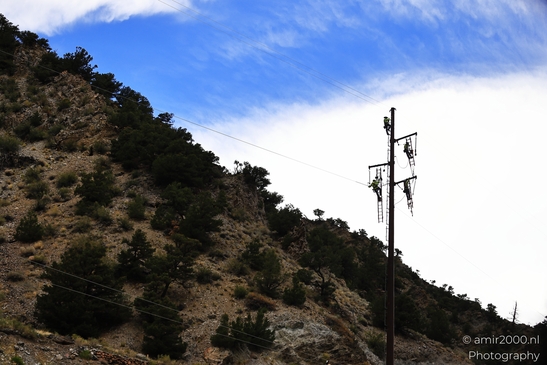 Men_working_on_power_lines_with_helicopter_assistance_Colorado_USA_USA_Highway_and_Road_Scenes_Photography_Canon_EOS_R5_Mark_II_2025_007.JPG