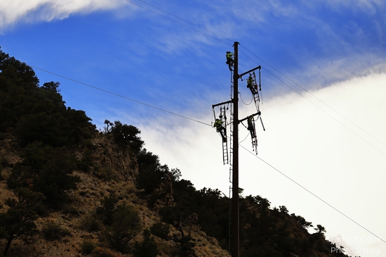 Men_working_on_power_lines_with_helicopter_assistance_Colorado_USA_USA_Highway_and_Road_Scenes_Photography_Canon_EOS_R5_Mark_II_2025_008.JPG