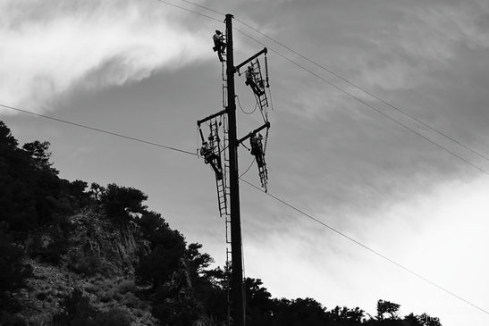 Men_working_on_power_lines_with_helicopter_assistance_Colorado_USA_USA_Highway_and_Road_Scenes_Photography_Canon_EOS_R5_Mark_II_2025_009.JPG