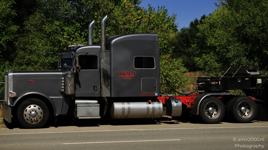 Semitruck_Parked_On_Side_Of_Road_Transportation_Collection_USA_Highway_and_Road_Scenes_Photography_Canon_EOS_R5_Mark_II_2025_001.JPG