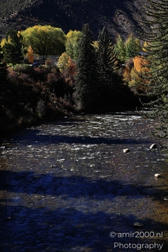 Autumn_River_Scene_With_Mountain_Backdrop_Colorado_USA_Western_USA_Nature_Photography_Canon_EOS_R5_Mark_II_2025_001.JPG