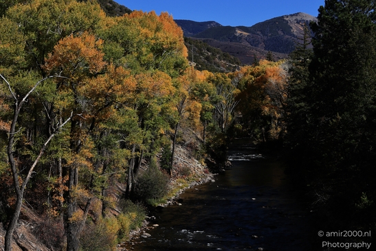 Autumn_River_Scene_With_Mountain_Backdrop_Colorado_USA_Western_USA_Nature_Photography_Canon_EOS_R5_Mark_II_2025_005.JPG