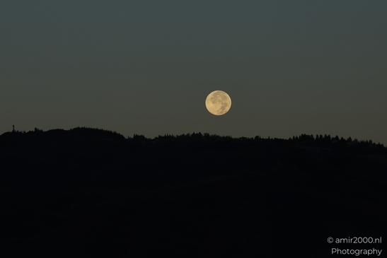 Full_Moon_Over_Mountains_At_Sunrise_Colorado_USA_Western_USA_Nature_Photography_Canon_EOS_R5_Mark_II_2025_004.JPG