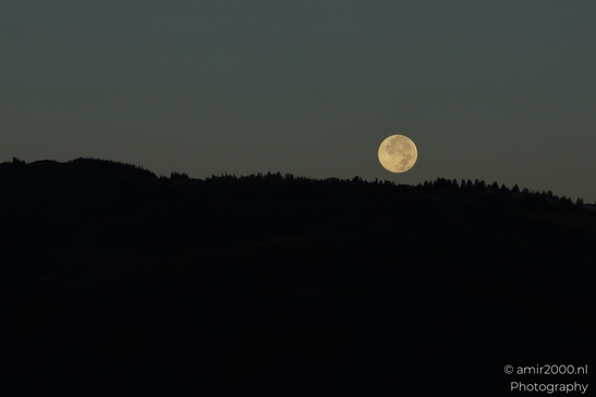 Full_Moon_Over_Mountains_At_Sunrise_Colorado_USA_Western_USA_Nature_Photography_Canon_EOS_R5_Mark_II_2025_005.JPG